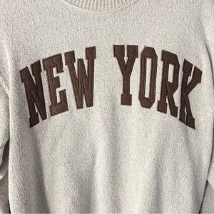New York Graphic Women's Sweater - Cream